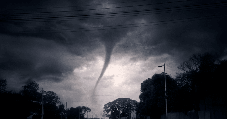 Vídeo flagra tornado de baixa intensidade tocando o solo em Camaquã (RS)