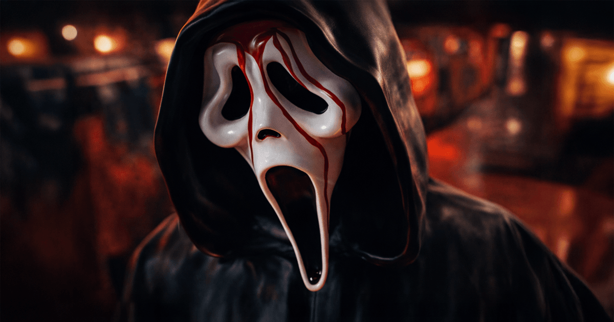 Fã segurando balde do Ghostface no cinema 