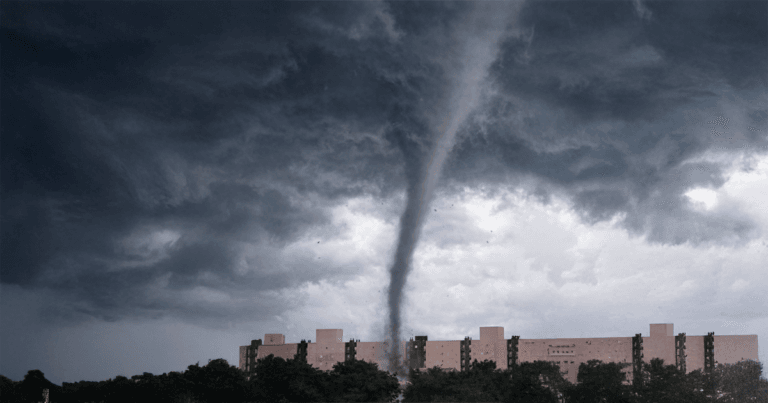 Tornado atinge Pelotas: Bairro Fragata registra rastro de destruição e ventos de 75 km/h nesta quinta