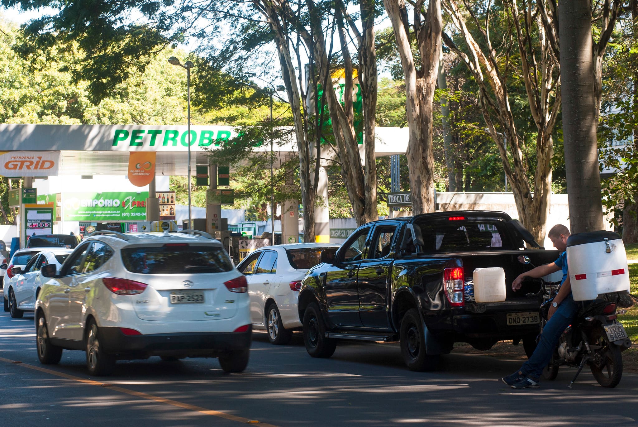 Caminhões em rodovia durante debate sobre possível paralisação da categoria