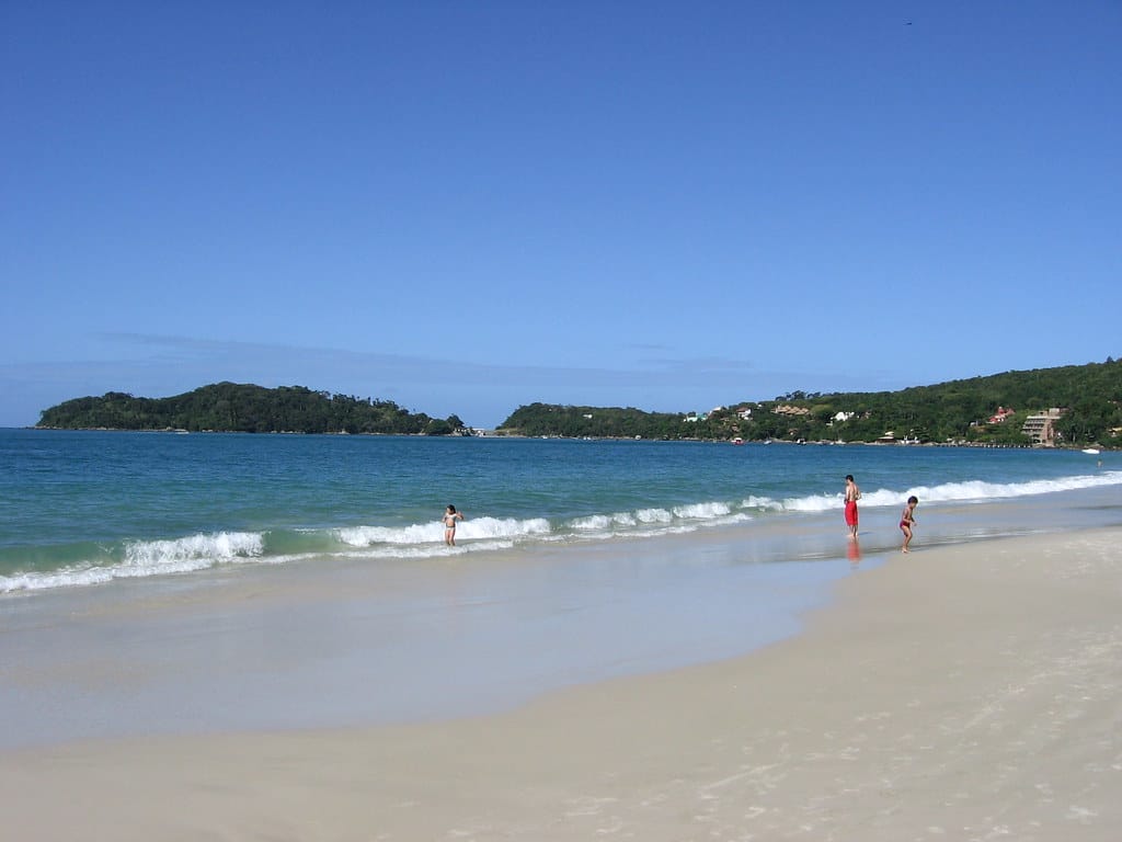 Praia e paisagem natural em Bombinhas Santa Catarina