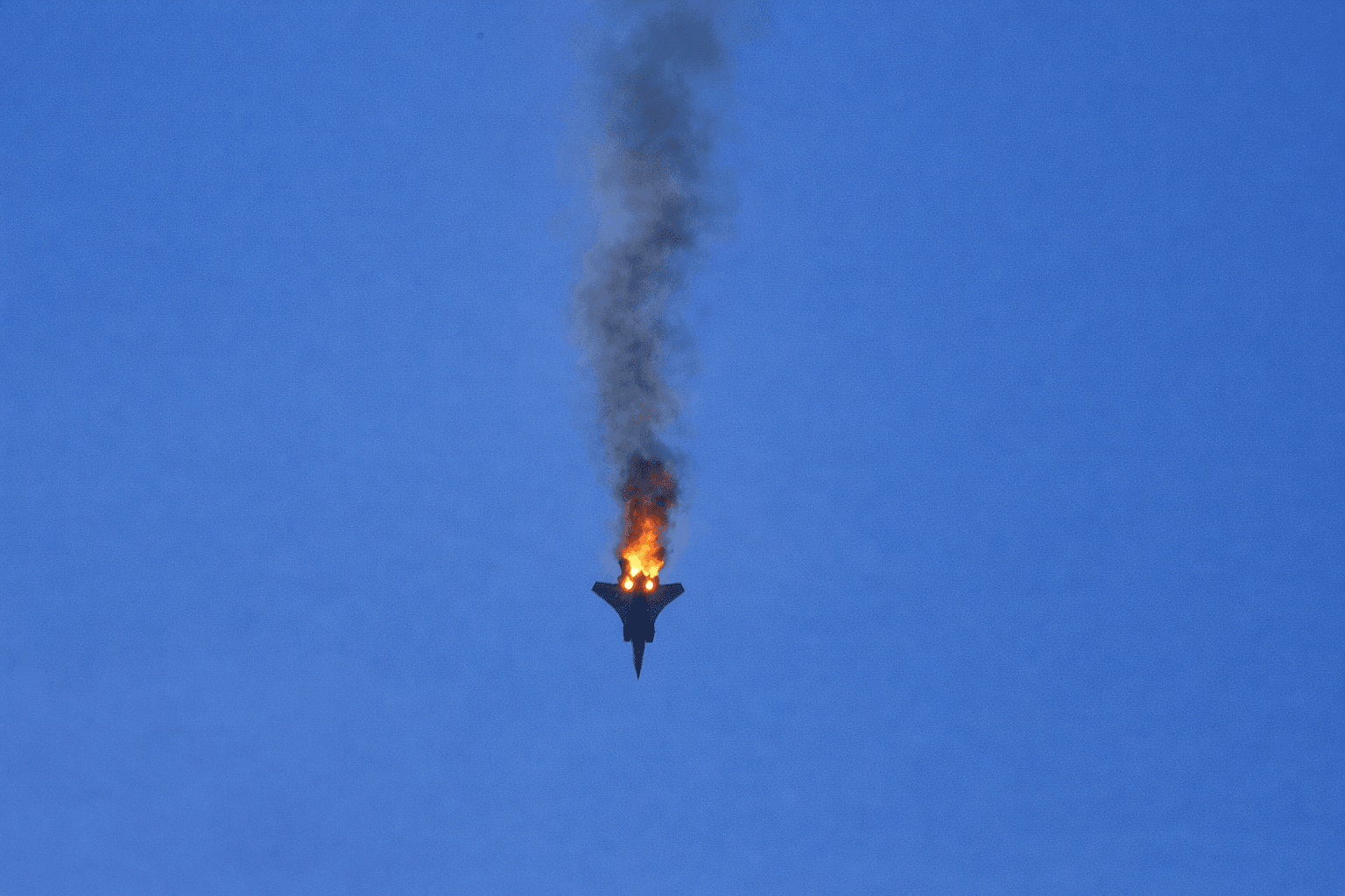 Interface de radar militar mostrando múltiplos alvos e falha de identificação