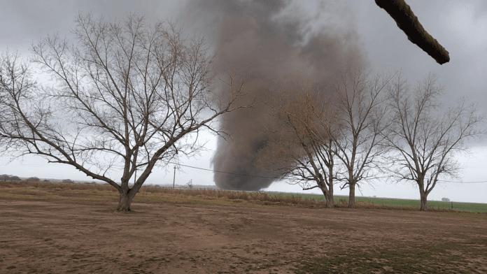 Funil de tornado tocando o solo sobre uma área de campos na província de Santa Fé, na Argentina.