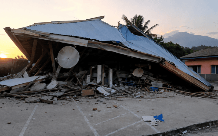Construção destruída após o terremoto na Indonésia, em frame de vídeo real posteriormente aprimorado com IA.