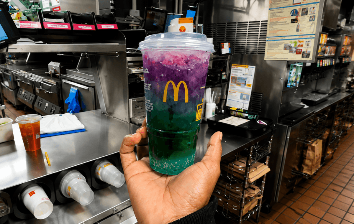 Bebida colorida do McDonald’s representa o Red Bull Dragonberry Energizer lançado nos Estados Unidos.