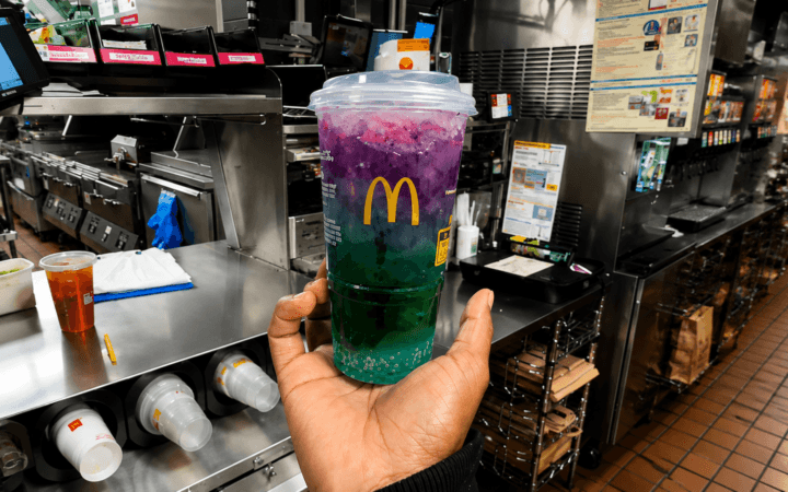 Bebida colorida do McDonald’s representa o Red Bull Dragonberry Energizer lançado nos Estados Unidos.