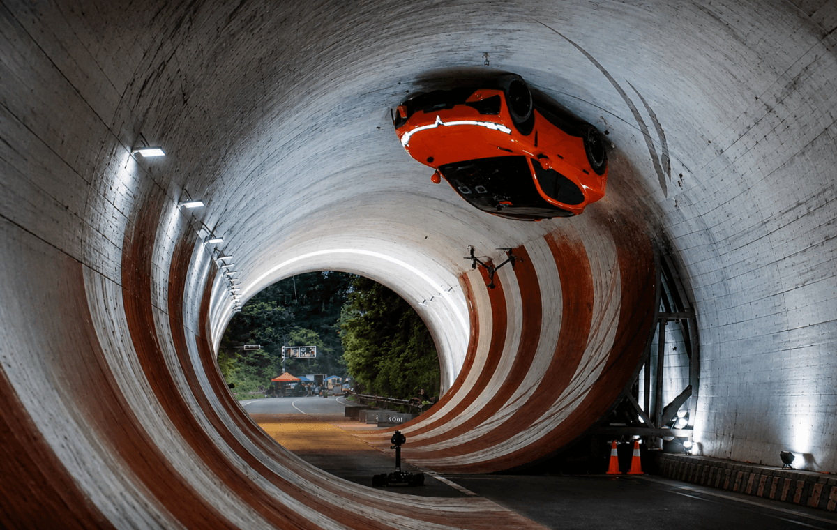 Voyah Passion S aparece de cabeça para baixo durante looping real de 360 graus dentro de um túnel na China.