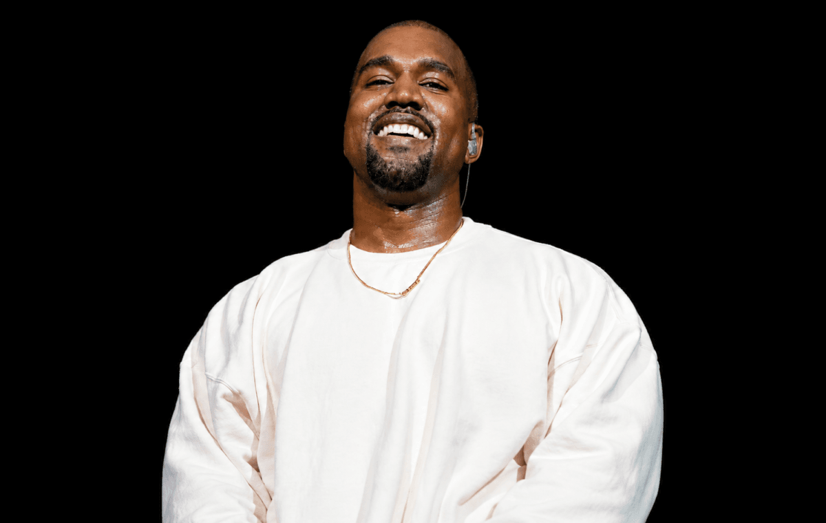 Kanye West aparece sorrindo em fotografia real usada em matéria sobre seus shows anunciados na Rússia.