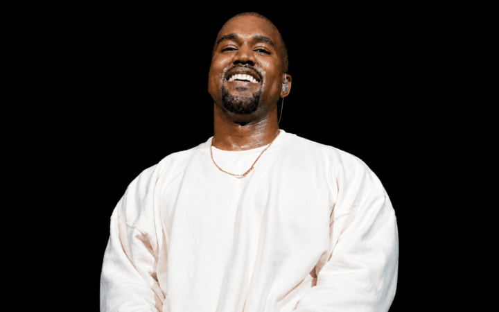 Kanye West aparece sorrindo em fotografia real usada em matéria sobre seus shows anunciados na Rússia.