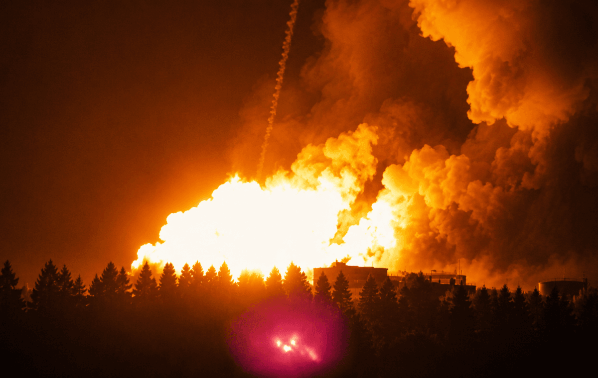 Frame real mostra grande explosão durante ataque noturno com mísseis contra Kiev, na Ucrânia.