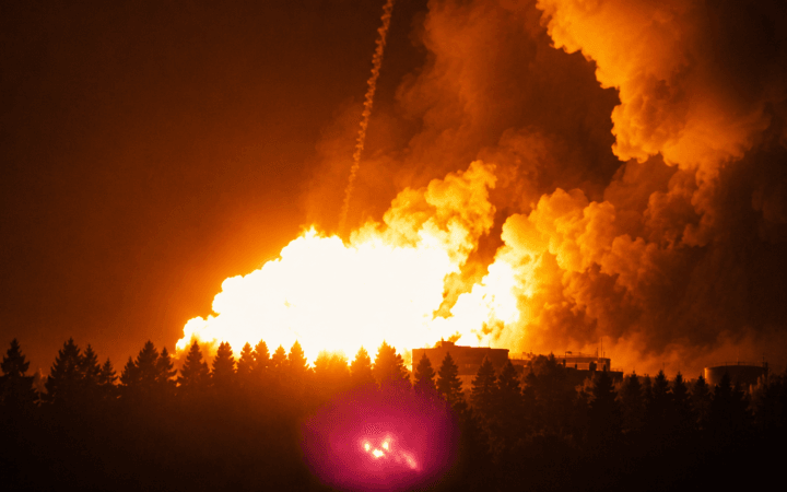 Frame real mostra grande explosão durante ataque noturno com mísseis contra Kiev, na Ucrânia.