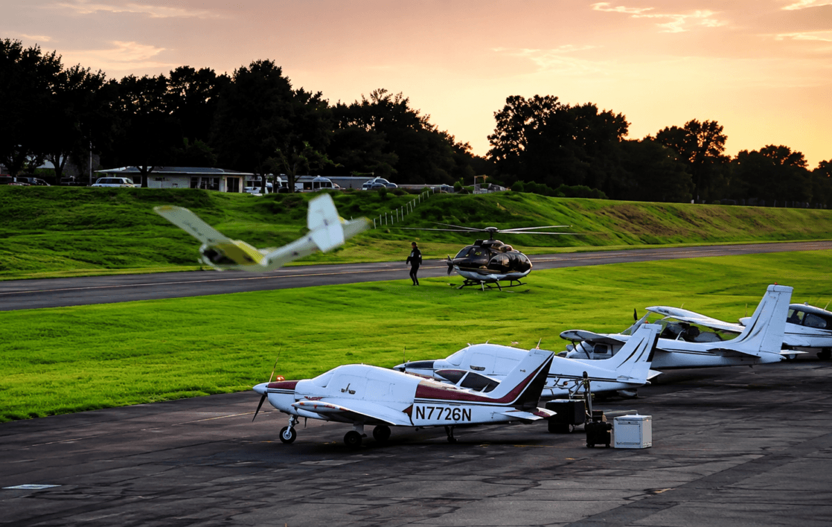 Frame real mostra avião e helicóptero momentos antes da colisão no aeroporto de Carlisle, na Pensilvânia.