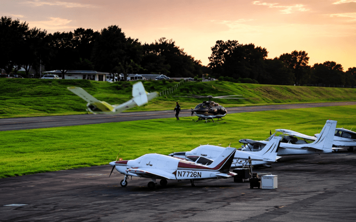 Frame real mostra avião e helicóptero momentos antes da colisão no aeroporto de Carlisle, na Pensilvânia.