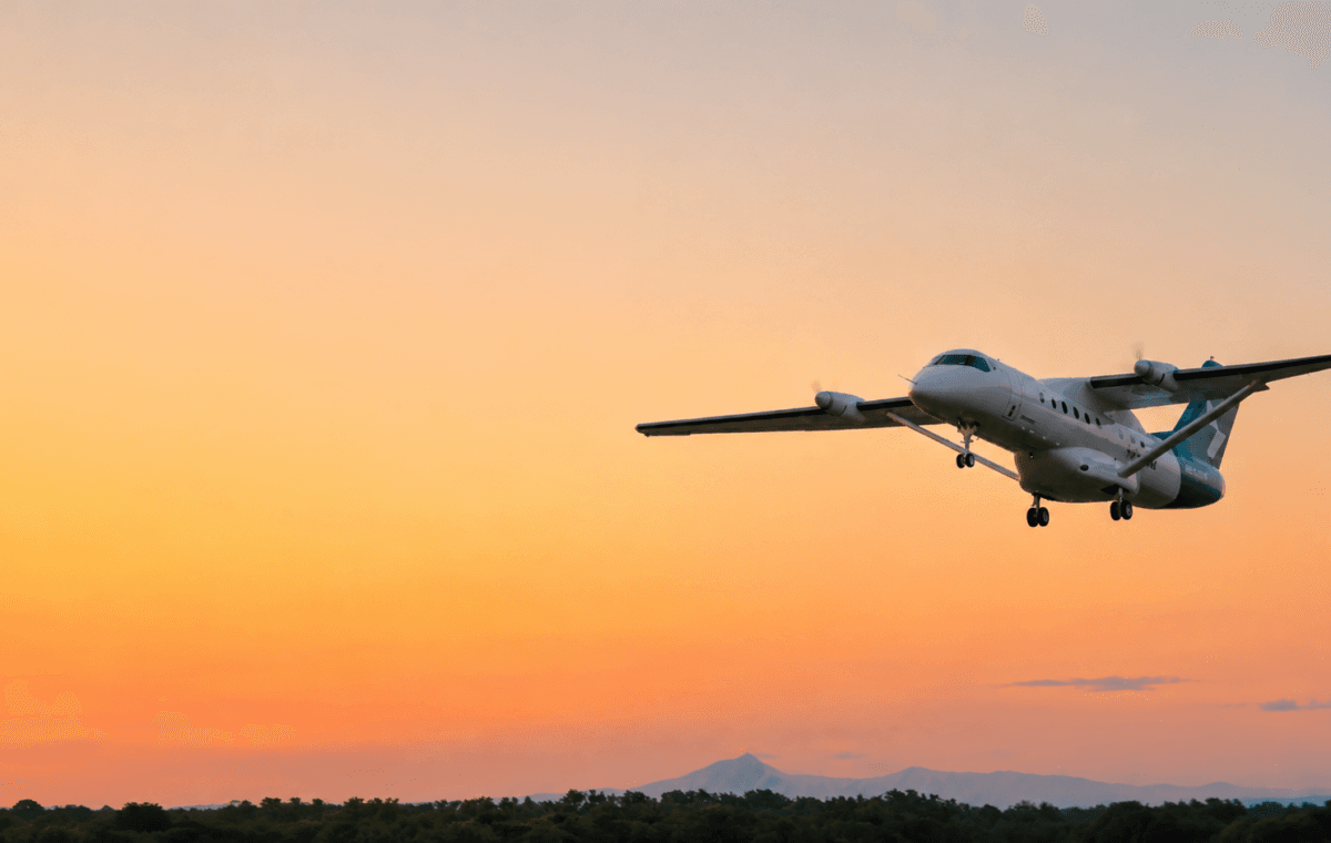 Heart X1 aparece em voo com trem de pouso baixado durante teste real do avião elétrico nos Estados Unidos.