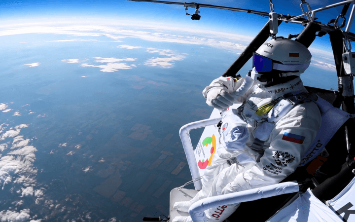 Sergey Boytsov aparece equipado na cesta do balão antes do salto recorde realizado a 11.551 metros de altitude.