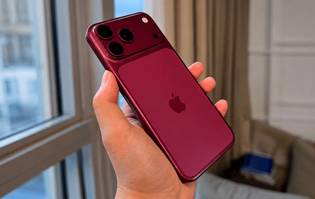 Representação de iPhone Pro vermelho usada em matéria sobre rumores de preço do iPhone 18 Pro Max no Brasil.