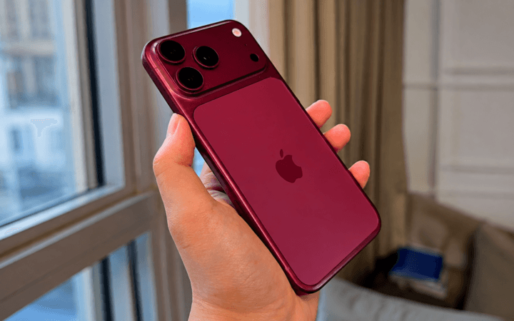 Representação de iPhone Pro vermelho usada em matéria sobre rumores de preço do iPhone 18 Pro Max no Brasil.