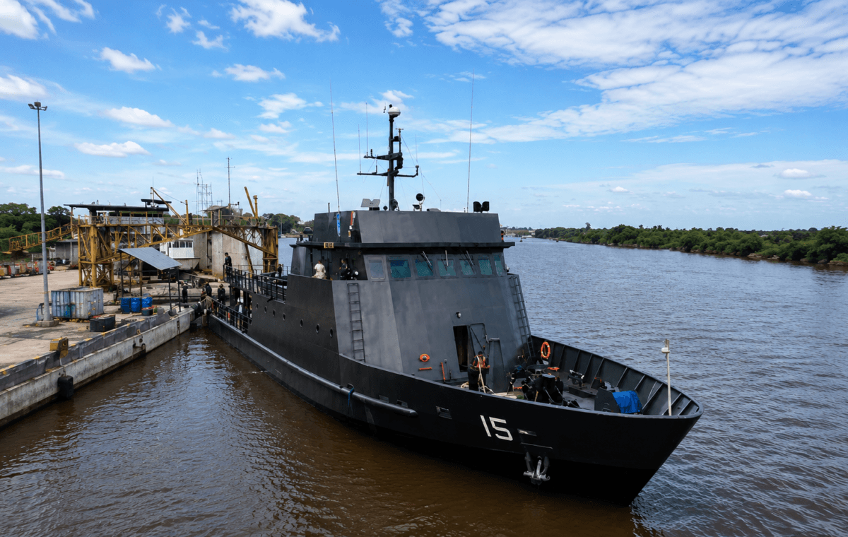 BAP Clavero, navio fluvial da Marinha do Peru, atracado em porto em registro real aprimorado com inteligência artificial.