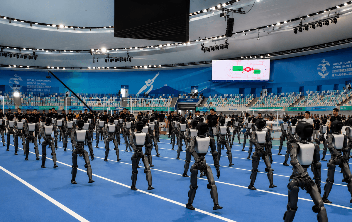 Robôs humanoides reunidos em arena nos Jogos Mundiais de Robôs de Pequim, em registro real aprimorado com IA.