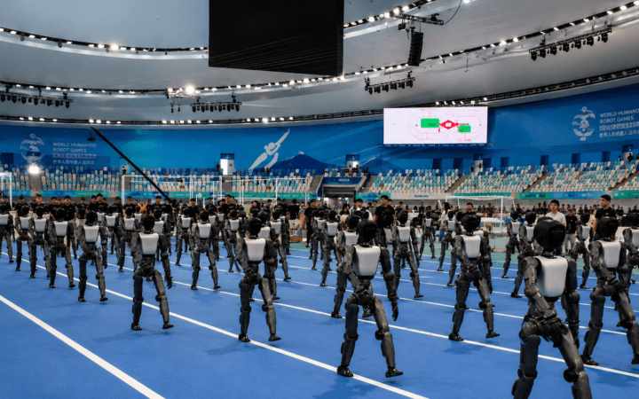 Robôs humanoides reunidos em arena nos Jogos Mundiais de Robôs de Pequim, em registro real aprimorado com IA.