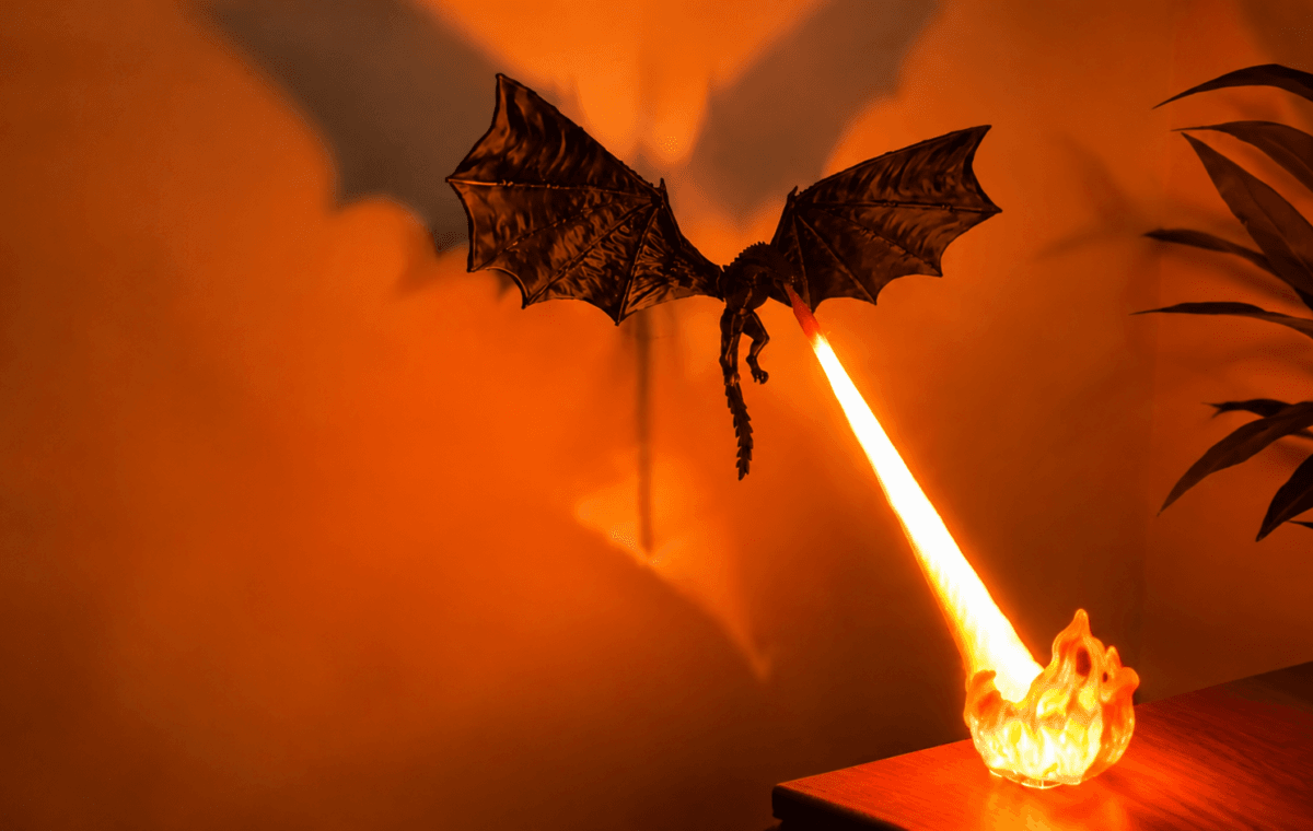 Luminária de dragão usa uma estrutura iluminada por LED para criar a ilusão de um jato de fogo.