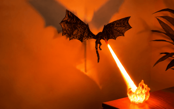 Luminária de dragão usa uma estrutura iluminada por LED para criar a ilusão de um jato de fogo.