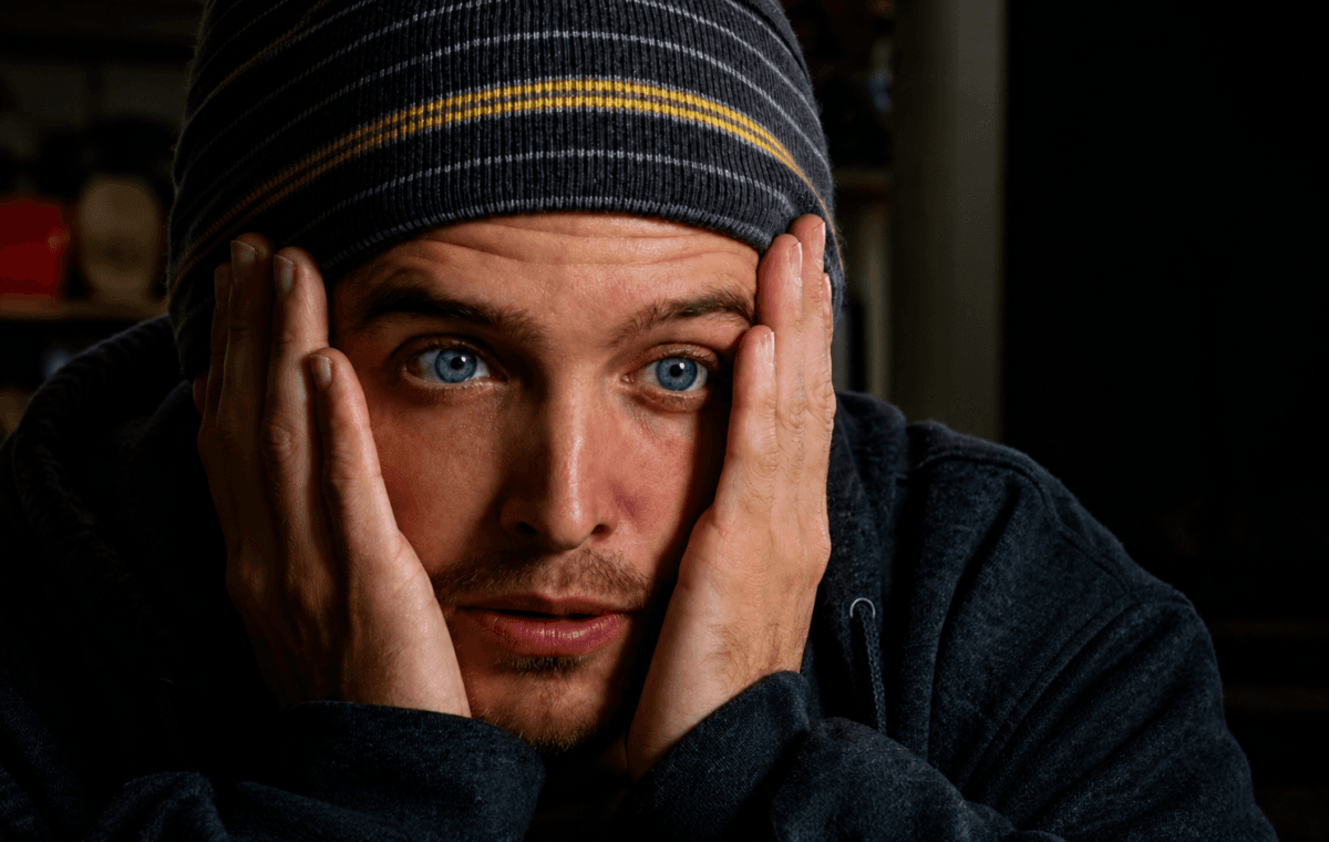 Imagem baseada em frame de Breaking Bad usada em matéria sobre Aaron Paul, com reconstrução e aprimoramento por IA.