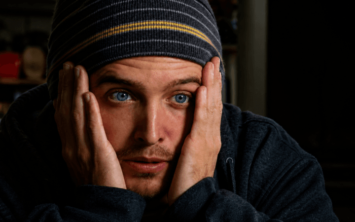Imagem baseada em frame de Breaking Bad usada em matéria sobre Aaron Paul, com reconstrução e aprimoramento por IA.