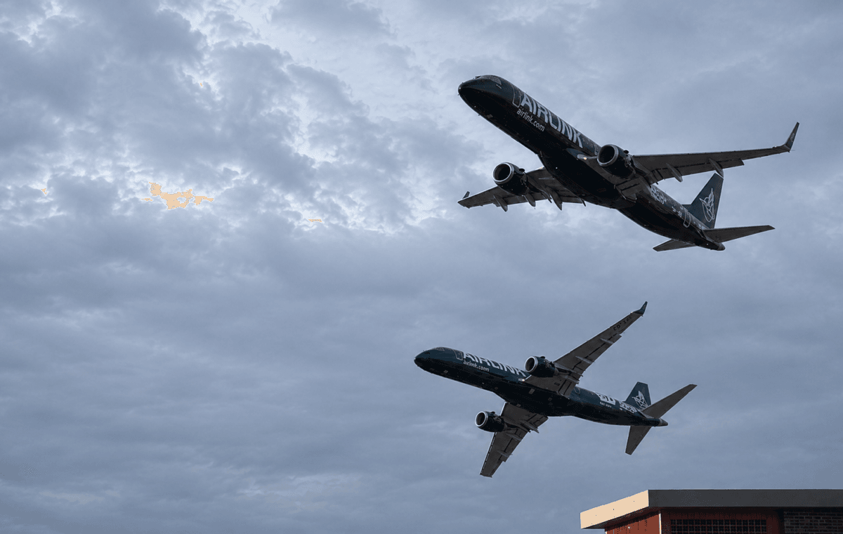 Sobrevoo da Airlink no DHL Stadium chama atenção pela baixa altitude