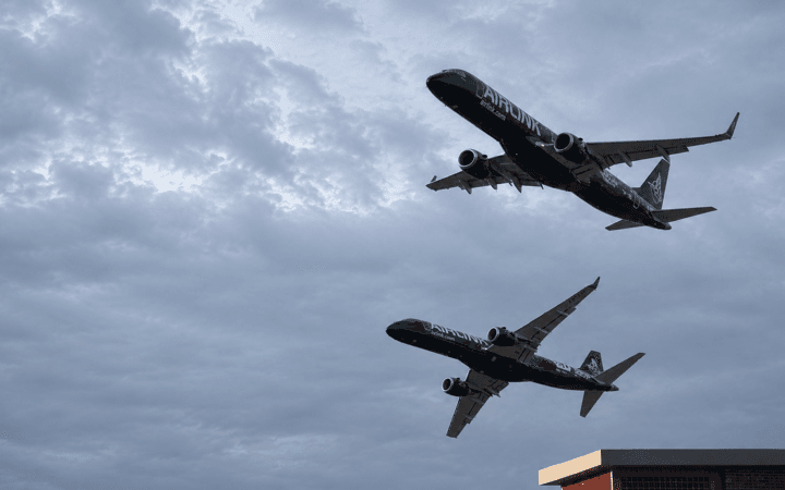 Sobrevoo da Airlink no DHL Stadium chama atenção pela baixa altitude