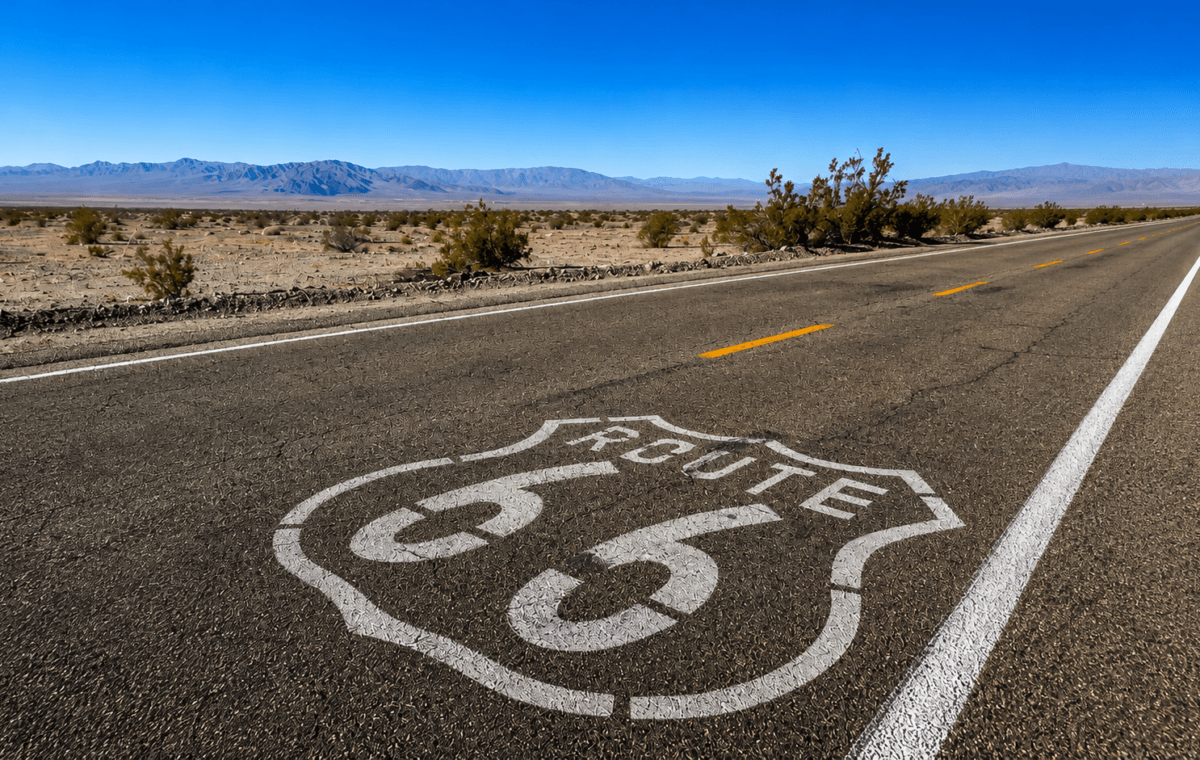 Ilustração de IA mostra a Route 66 atravessando paisagem desértica em referência ao centenário da estrada.