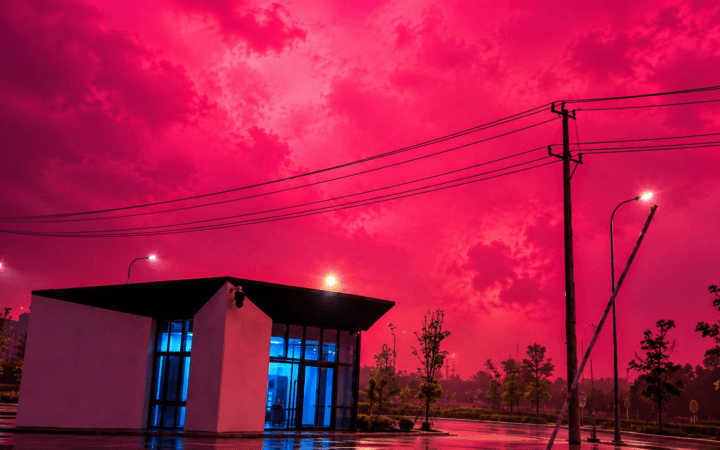 Céu rosa em Changzhou chama atenção antes de forte tempestade
