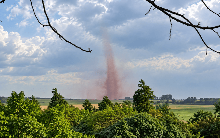 Paraná confirma terceiro tornado em três dias; fenômeno atinge Goioerê
