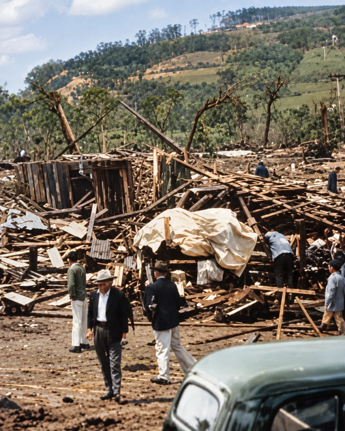 Ilustração histórica mostrando casas rurais destruídas após o tornado de Palmas de 1959
