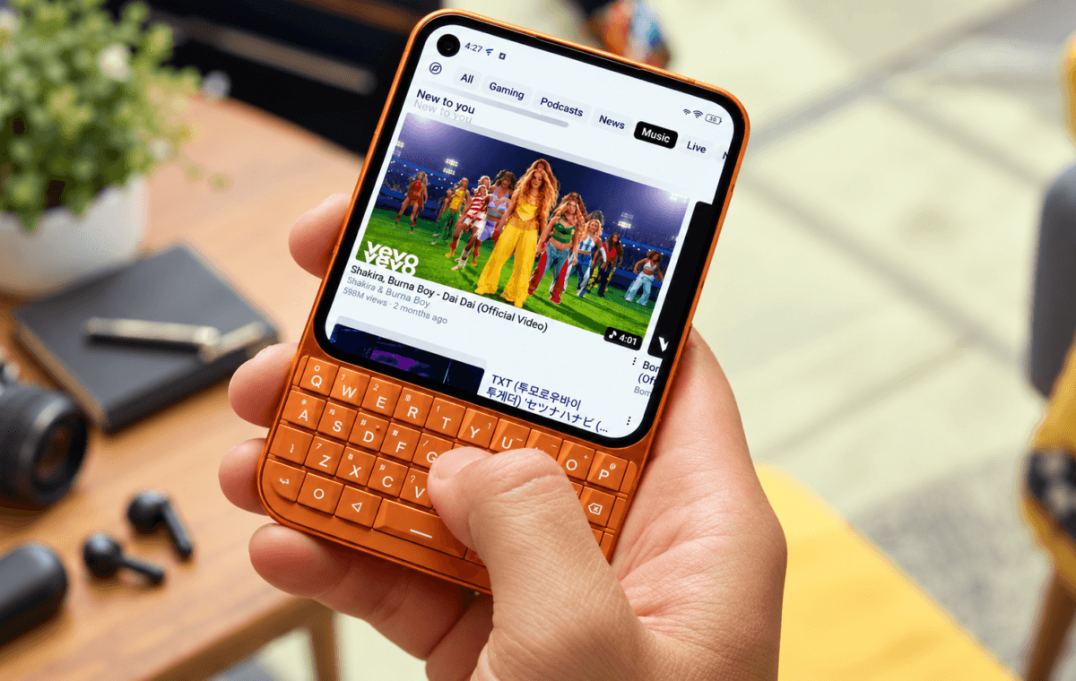 Unihertz Titan 2 Elite com tela AMOLED e teclado físico QWERTY.