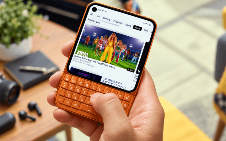 Unihertz Titan 2 Elite com tela AMOLED e teclado físico QWERTY.