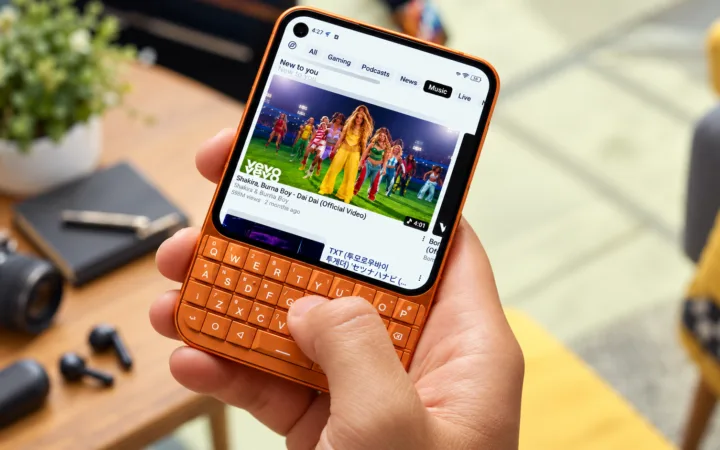 Unihertz Titan 2 Elite com tela AMOLED e teclado físico QWERTY.
