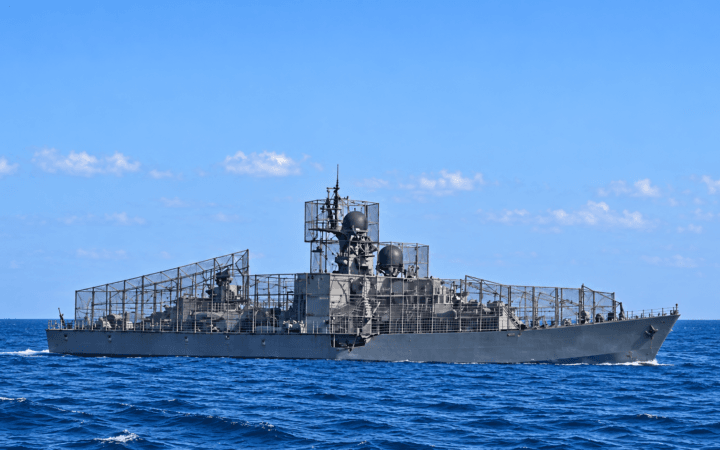 Navio russo com redes antidrones é visto no Mar Cáspio