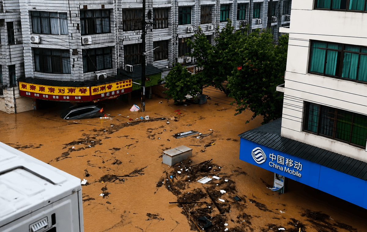 Frame real aprimorado por IA mostra rua tomada por água e detritos durante enchentes em Ningde, na China.