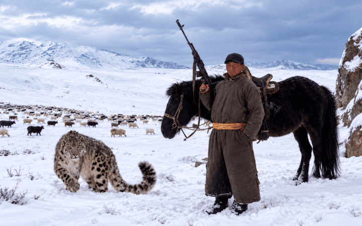 O que se sabe sobre a foto do pastor mongol com leopardo-das-neves