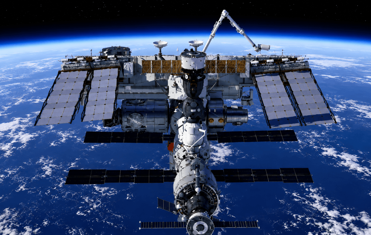 Ilustração de IA mostra a Estação Espacial Internacional orbitando a Terra, tema de passagem visível no Brasil.