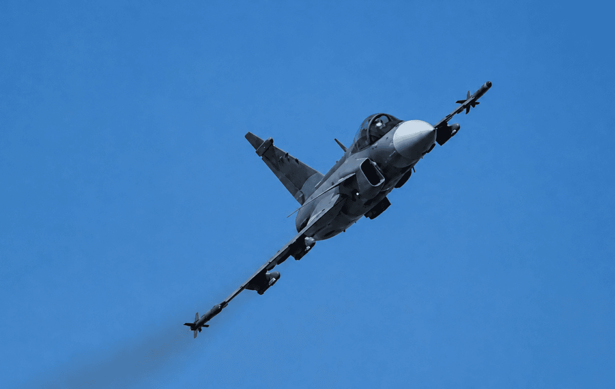 Ilustração de IA mostra caça inspirado no Gripen F, tema do primeiro voo com piloto da Força Aérea Brasileira.