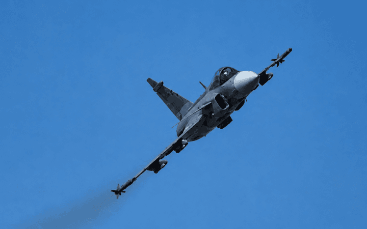 Ilustração de IA mostra caça inspirado no Gripen F, tema do primeiro voo com piloto da Força Aérea Brasileira.