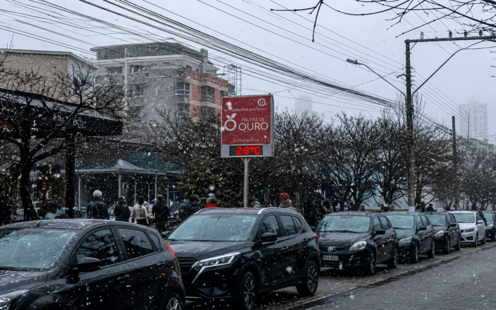 Ilustração de IA mostra neve em área urbana para representar frio intenso e possibilidade de neve no Sul do Brasil.