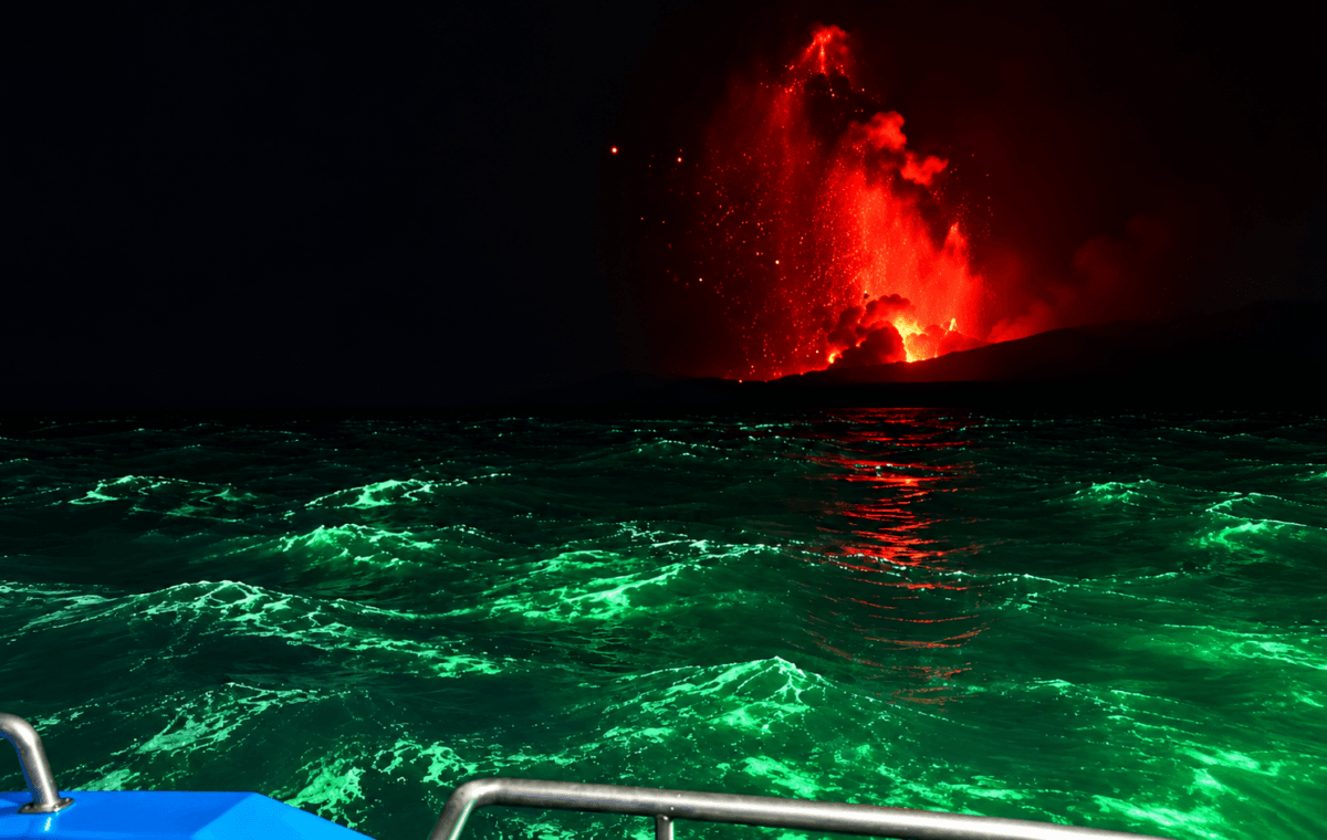 Erupção do Anak Krakatau lança cinzas a 15 km de altitude
