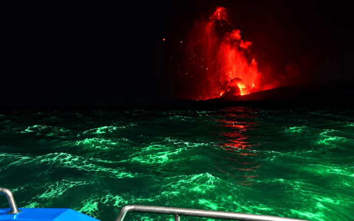 Erupção do Anak Krakatau lança cinzas a 15 km de altitude