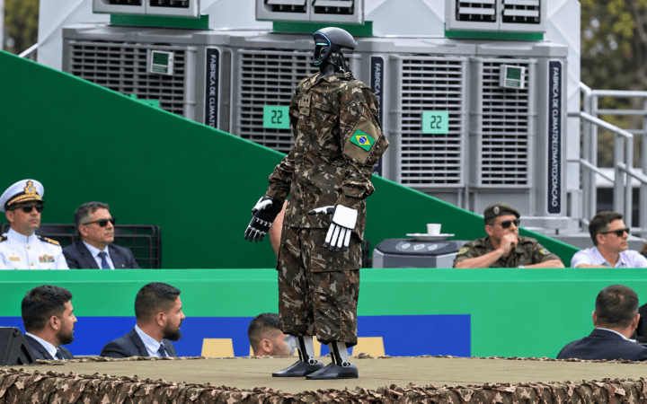 Exército apresenta robô humanoide e antibombas no 7 de Setembro