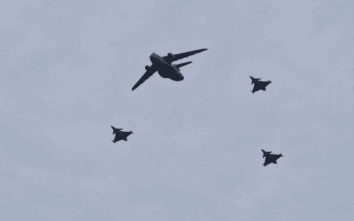 Gripen e KC-390 voam em formação no 7 de Setembro em Brasília