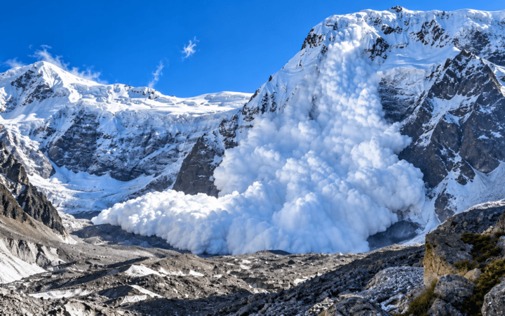 Avalanche no Monte Mizhirgi mata 11 alpinistas na Rússia