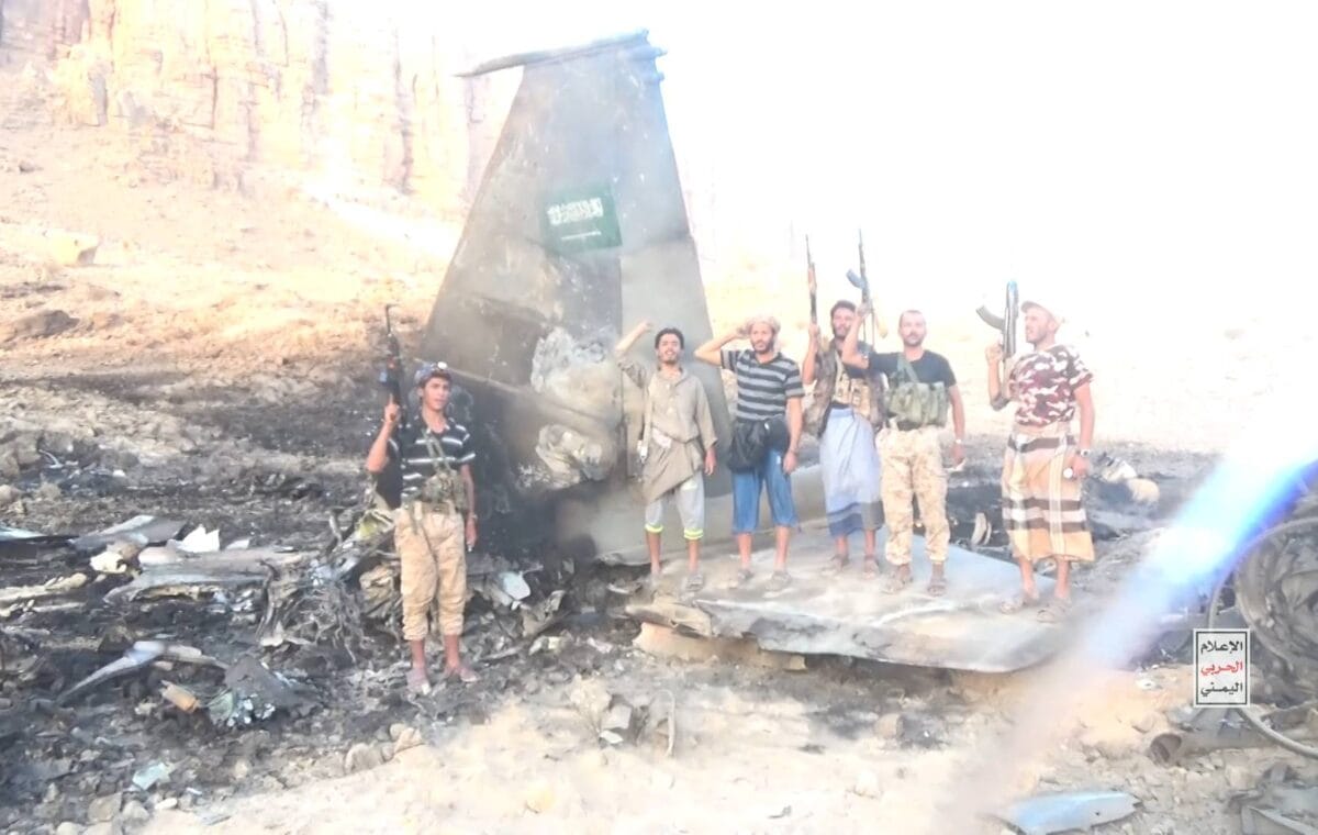 Houthis divulgam destroços e dizem ter abatido F-15 saudita no Iêmen